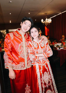 Preloved Chinese Qun Kwa wedding attire set – red and gold embroidered bride’s traditional qunkwa and groom’s suit. Perfect for tea ceremonies, weddings, and photoshoots
