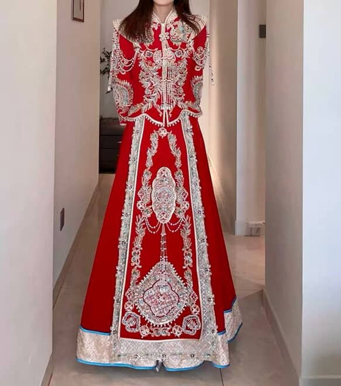 Preloved Chinese Qun Kwa wedding attire set – red and gold embroidered bride’s traditional qunkwa and groom’s suit. Perfect for tea ceremonies, weddings, and photoshoots