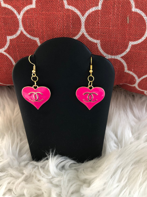 Dk.pink heart dangle earrings.