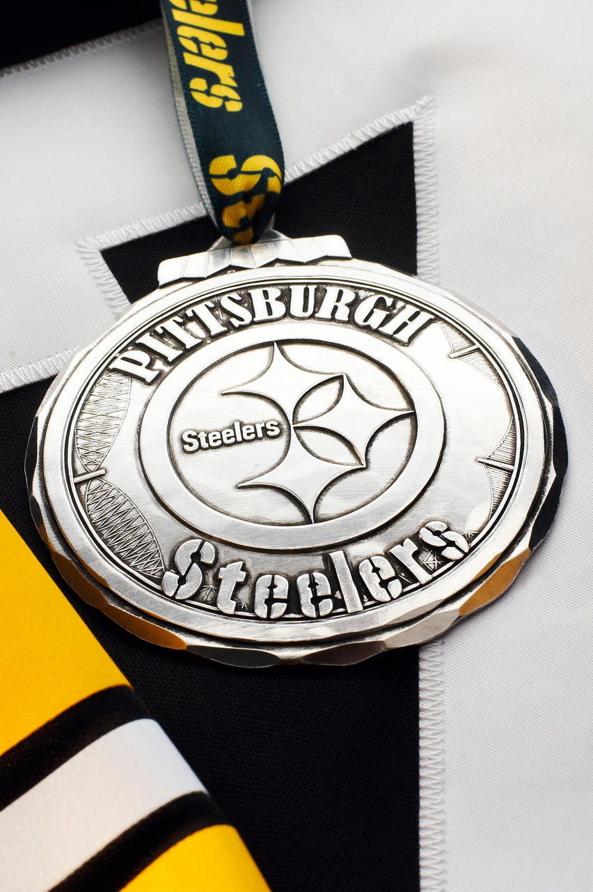 https://cdn11.bigcommerce.com/s-ekmdhvvdto/images/stencil/1280x1280/products/6025/18037/pittsburgh-steelers-classic-round-ornament-aluminum-wendell-august__50628.1632507288.jpg?c=2