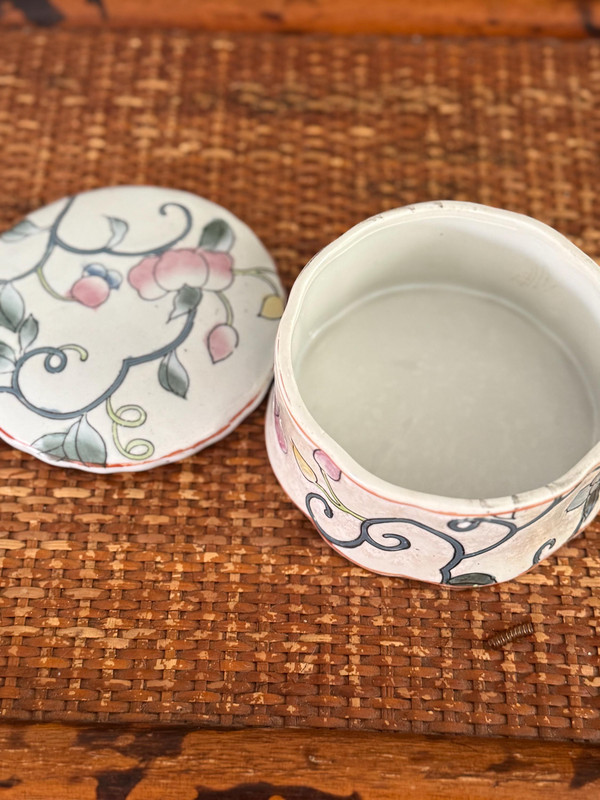 Vintage 1970s Large Scalloped Floral Porcelain Jewelry Trinket Box