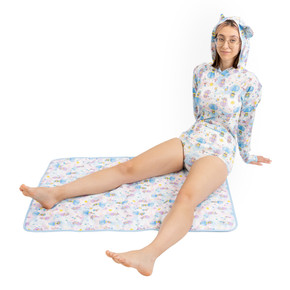 Female model sitting on the waterproof Daydreamer change pad.