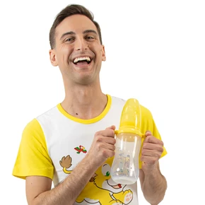 Male model holding Rearz Easy Grip adult bottle.