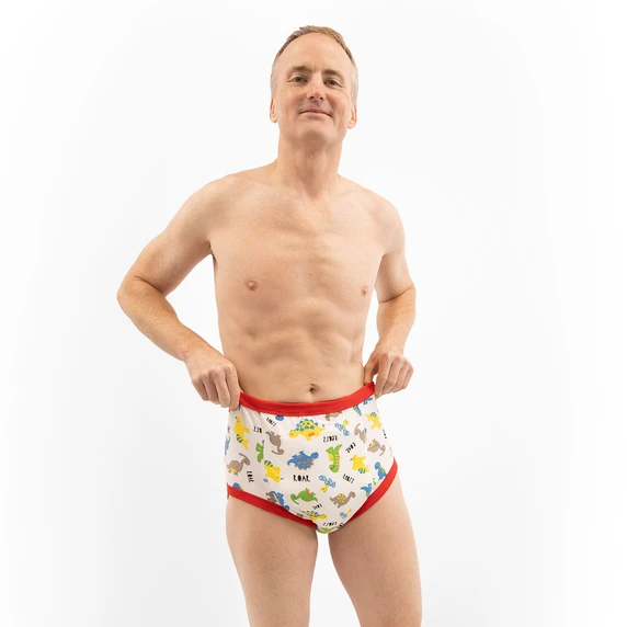 Male model wearing training pants, front-view.