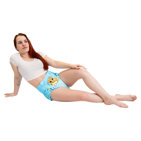 Front-view of female model wearing Lunar Cub, propped-up.