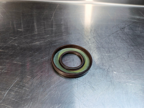 RH Drive shaft oil seal RS mk2
Part number cross reference: 866R 7048 AA