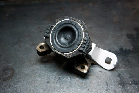 XR5 RS mk2 Engine Mount GENUINE FORD - Focus On Performance