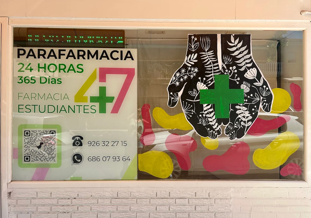Escaparate de la farmacia estudiantes 47 en Valdepeñas, Ciudad Real