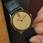 A wickedly cool Jaeger-LeCoultre from the 1980s that appears minimal at first glance, but reveals considerably more detail on closer inspection. The ultra-thin 18k yellow gold case has an unusual sculpted form, with gently concave sides flowing into long, tapered lugs. A fine black enamel accent circles the bezel, giving the warm gold case a sharp line of contrast.
The beautifully textured champagne dial with a soft, frosted appearance follows the same minimalist approach, interrupted only by a singular elongated black Roman numeral at 12 o’clock. Slim pointed gold hands appear almost suspended over the dial, meeting at a clean circular center without the usual visible central hardware. It is an exceptionally simple layout, but far from ordinary.
Powered by the Jaeger-LeCoultre caliber 895 manual-wind movement and finished with a JLC-signed crown. Fitted with a black JLC crocodile strap and JLC gold-plated buckle. A neo-vintage JLC with considerably more going on than first meets the eye.


Case Number: 9211-21
Serial Number: 1520xxx
Case: 18k yellow gold with black enamel bezel accent
Case Size: 30 × 35 mm; 5 mm thick
Dial: Textured champagne with elongated black Roman numeral at 12 o’clock
Movement: Jaeger-LeCoultre caliber 895, manual wind
Strap: JLC black crocodile
Buckle: JLC gold-plated buckle
Lug Width: 18 mm
Wrist Size: Fits up to approximately 7 inches
Modelled On: 6-inch wrist
Condition: Light wear shown
Service: Timing performed by our watchmaker