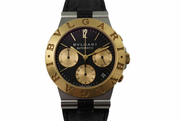 A very nice preowned Bulgari Diagono reference CH 35 SG in 18k yellow gold and stainless steel, crafted during the 2000s. A bold sports look for the wrist, featuring a 36mm stainless steel case housing a Bulgari logo engraved bezel contrasting the black dial and gold applied chronograph registers, sword-shaped hands, and date aperture located between 4 and 5 o’clock.

Some light scratches.
Original dial, hands and crown.
Case measures 36 x 45mm, 11mm thick.
Buglari cal. V8BA3 Swiss, 33 jewels automatic.
C# D21xx Movement# 94018 080TEEE
Sapphire crystal.
Bulgari black leather strap and steel buckle.
22mm lug width.
Modeled on 6 inch wrist.