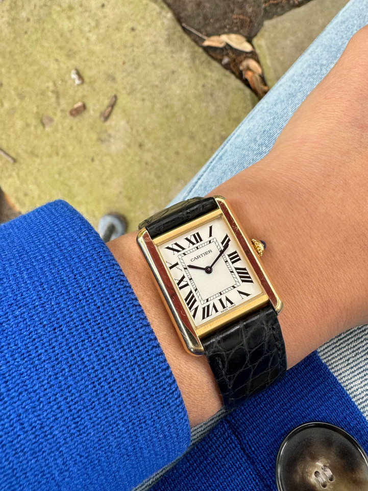 A very nice preowned Cartier Tank Solo reference 3168-W5200002 in 18k yellow gold Cartier Tank Solo, crafted circa 2010s.  An enduring classic with simple rectangular softly edged case housing a white dial and black Roman numeral hour markers with inconspicuous Cartier logo at 10 o’clock, black inner minute track and blued-steel sword-shaped hands and blue spinel beaded crown. Paired with the black crocodile strap, will suit a variety of settings, sitting comfortably on the wrist with its 5mm silhouette.

Original dial, hands and Cartier sapphire crown.
Sapphire crystal.
Case measures 24.5 x 31mm, 5 mm thick.
Cartier quartz movement.
Serial# 7628XXXX
Cartier black alligator strap (85% condition).
Cartier 18k tang buckle.
18mm lug width.