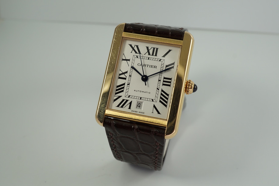 A fine preowned Cartier Tank Solo XL reference 3514 W52000026, crafted circa 2015. The largest edition of the classic and long-standing Tank models featuring the standard silvered dial, black Roman numeral hours and minute track, blued sword shaped hands and date aperture located at 6 o’clock, and beaded blue cabochon crown. Dark brown crocodile strap complements the striking rectangular pink gold 31 mm case and 6.5 mm elevated profile, suitable for a wide range of occasions.