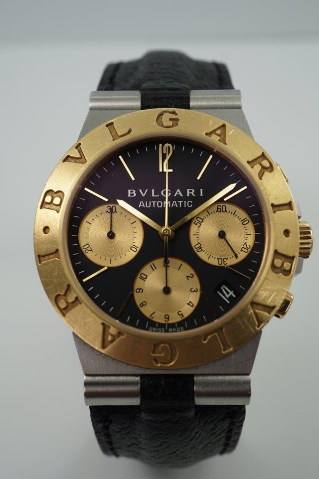 A very nice preowned Bulgari Diagono reference CH 35 SG in 18k yellow gold and stainless steel, crafted during the 2000s. A bold sports look for the wrist, featuring a 36mm stainless steel case housing a Bulgari logo engraved bezel contrasting the black dial and gold applied chronograph registers, sword-shaped hands, and date aperture located between 4 and 5 o’clock.

Some light scratches.
Original dial, hands and crown.
Case measures 36 x 45mm, 11mm thick.
Buglari cal. V8BA3 Swiss, 33 jewels automatic.
C# D21xx Movement# 94018 080TEEE
Sapphire crystal.
Bulgari black leather strap and steel buckle.
22mm lug width.
Modeled on 6 inch wrist.