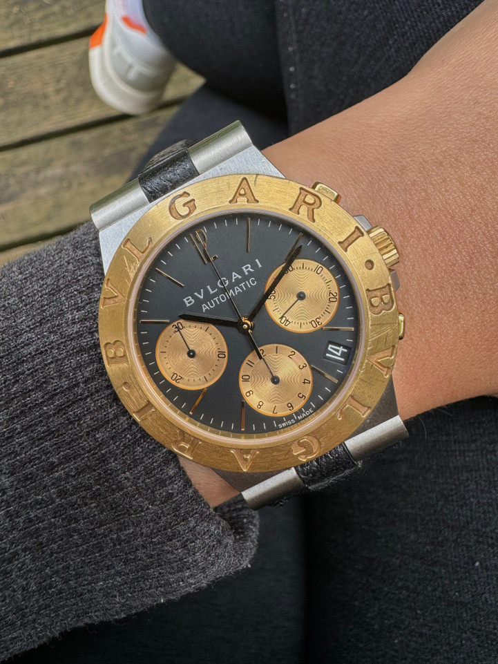 A very nice preowned Bulgari Diagono reference CH 35 SG in 18k yellow gold and stainless steel, crafted during the 2000s. A bold sports look for the wrist, featuring a 36mm stainless steel case housing a Bulgari logo engraved bezel contrasting the black dial and gold applied chronograph registers, sword-shaped hands, and date aperture located between 4 and 5 o’clock.

Some light scratches.
Original dial, hands and crown.
Case measures 36 x 45mm, 11mm thick.
Buglari cal. V8BA3 Swiss, 33 jewels automatic.
C# D21xx Movement# 94018 080TEEE
Sapphire crystal.
Bulgari black leather strap and steel buckle.
22mm lug width.
Modeled on 6 inch wrist.
