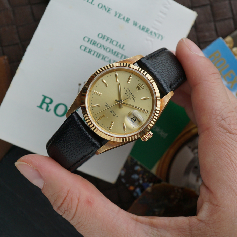 Vintage watch
Fabsuisse vintage
Rolex date vintage 15328
Rolex date yellow gold 15328
Rolex award date watch
Rolex vintage award watch
Rolex card vintage paper