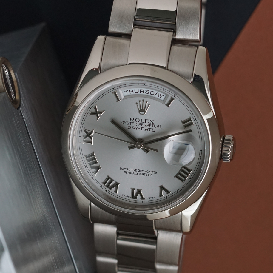 Rolex Day-Date 118209 18k White Gold Silver Roman Dial Oyster Bracelet Box Papers 2001