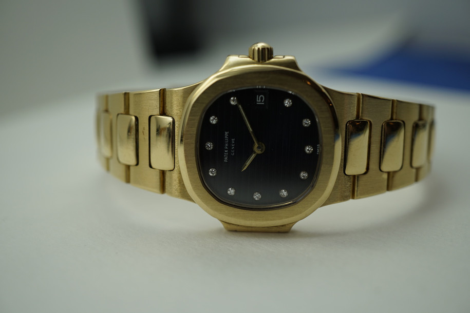 Patek Philippe 4700 Nautilus ladies solid 18k yellow gold dates 1990'S  for sale houston fabsuisse