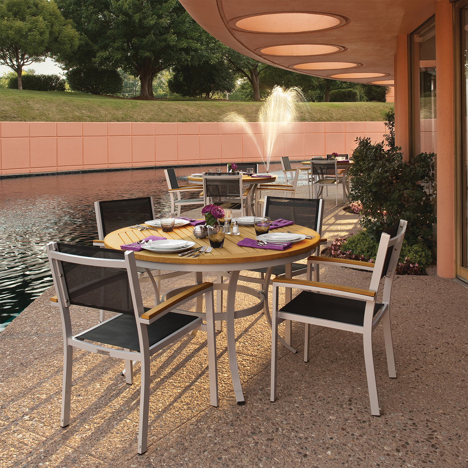 Travira 5-Piece Round 48" Dining Set