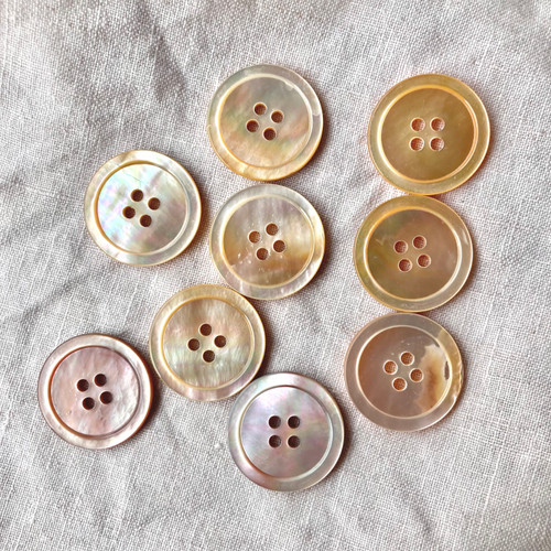 Shell buttons (25mm #1)