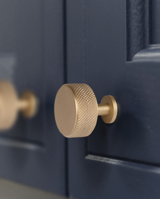 Knurled Knob With Stem - Brass