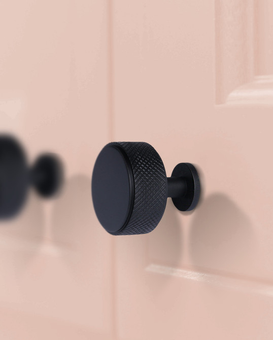 Knurled Knob With Stem - Matt Black