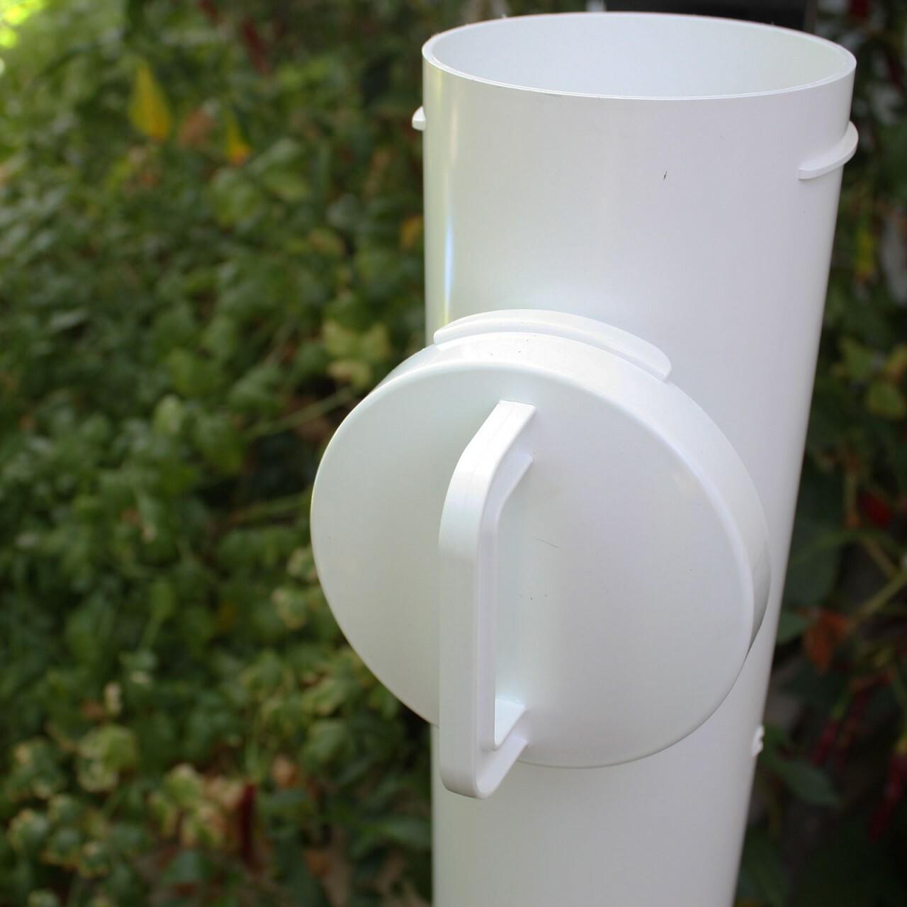 Use the lid hook on the front of the Dine a Chook 1 Gallon Chicken Drinker to make re-filling easier. Fill-in place for no spills.