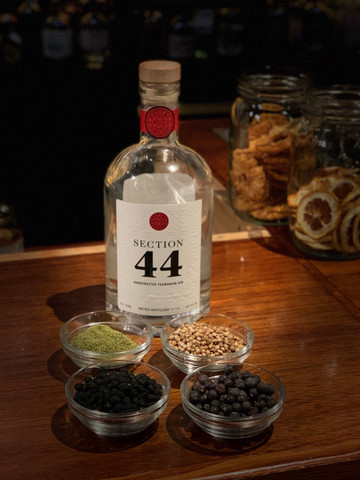 Gin  2023-24-holiday-g-t-flight-
