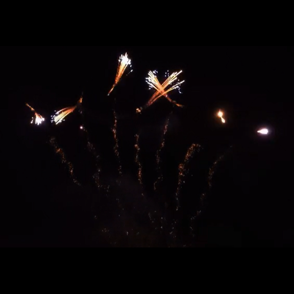 SLICE - 7 SHOT RED STROBE TAIL SPIT TO RED STROBE COMET + BLUE PEONY (FAN)