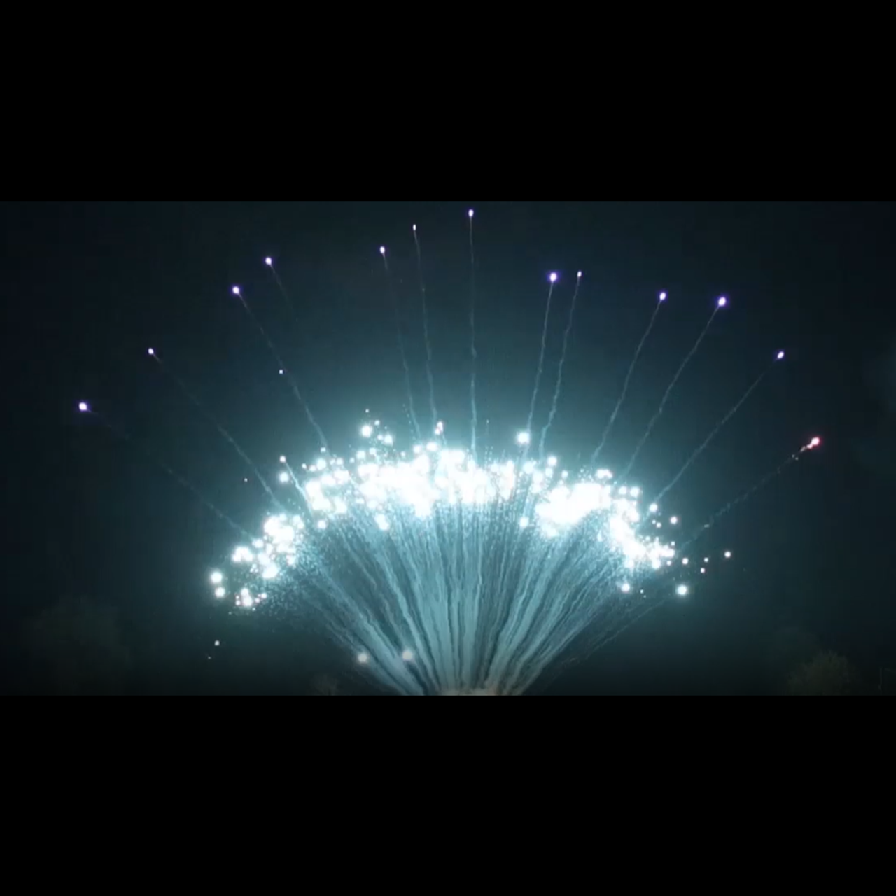 SLICE - 13 SHOT WHITE STROBE MINES BLUE TAILS TO RED STROBE BREAKS SLICE - 13 SHOT WHITE STROBE MINES BLUE TAILS TO RED STROBE BREAKS