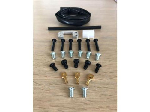 Full fitting kit for Triumph 675 up to 2012
x1 pick up coil mounting plate                          
x1 130 mm silicone sleeve
x3 crimps
x1 connector
x1 outer sleeve length

x2 M5/10 screws
x2 M5/12 screws
x3 M6/10 low head cap screws
x6 M6/10 button head screws
x6 M5/30 screws.