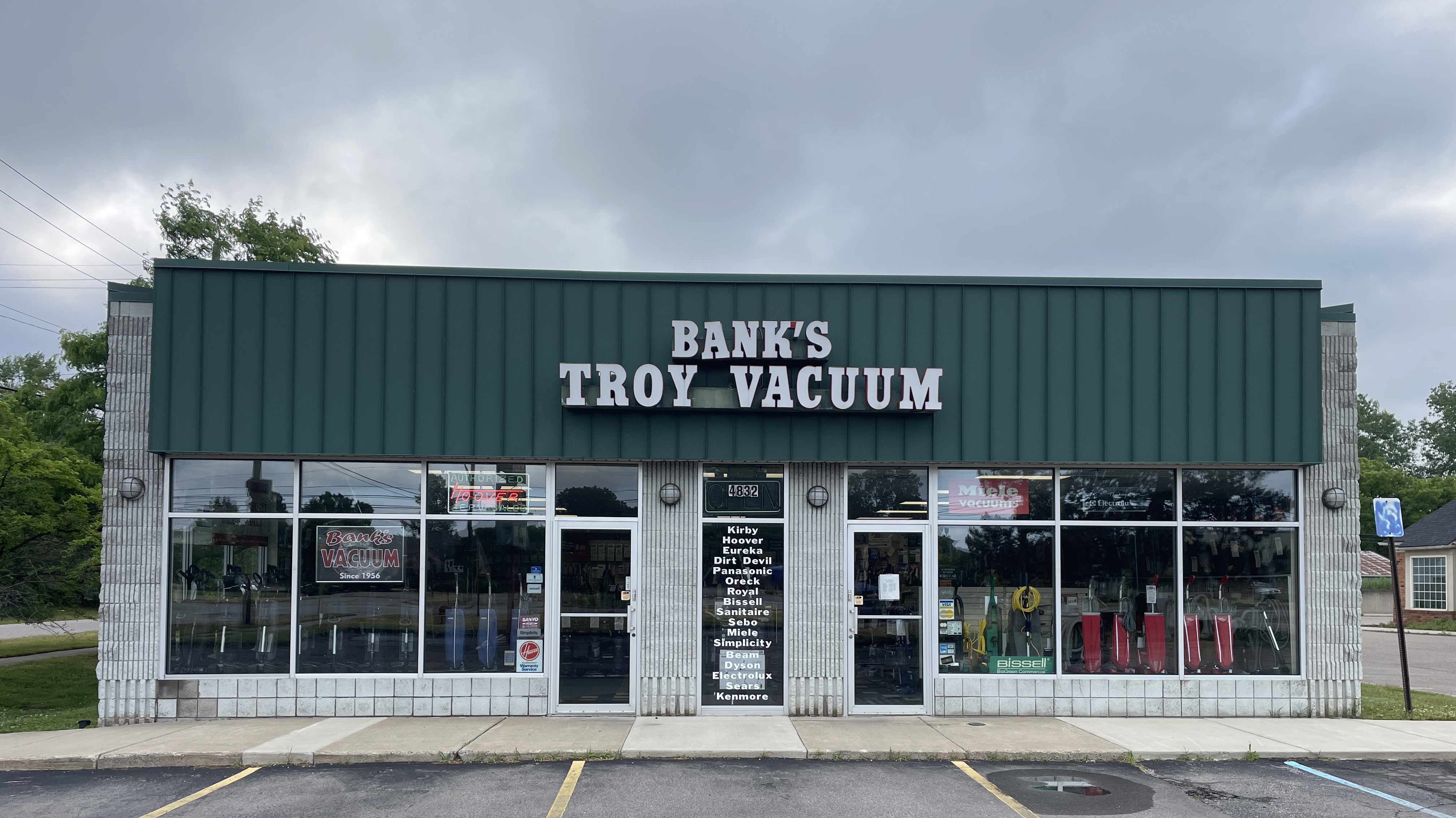 Bank's Vacuum - Troy