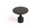 Gros plan du bouton Floid en zamak, mettant en évidence son design minimaliste et sa forme arrondie avec un pied cylindrique, dans l'une des quatre finitions disponibles (or brossé, noir mat, étain ou laiton antique)