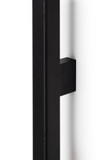 Présentation de la poignée "Duo Mini"  de Viefe dans l'une de leurs différentes longueurs et finitions de bois (chêne naturel, noyer, chêne laqué noir mat) avec le col en aluminium.