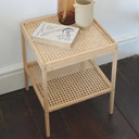 Table en rotin naturel fraîchement cannissé, projet DIY