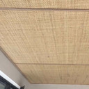 Gros plan du tissage en rotin naturel pour cannage de chaise, texture détaillée