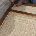 Gros plan du tissage en rotin naturel pour cannage de chaise, texture détaillée