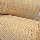 Gros plan du tissage en rotin naturel pour cannage de chaise, texture détaillée