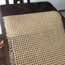 Gros plan du tissage en rotin naturel pour cannage de chaise, texture détaillée