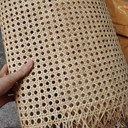 Gros plan du tissage en rotin naturel pour cannage de chaise, texture détaillée