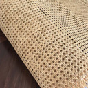 Gros plan du tissage en rotin naturel pour cannage de chaise, texture détaillée