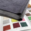 Gros plan sur la texture douce et l'élasticité du tissu suedette adhésif pour auto et DIY