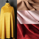Gros plan sur la texture douce et l'élasticité du tissu suedette adhésif pour auto et DIY, vue d'ensemble des différents coloris