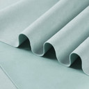 Gros plan sur la texture douce et l'élasticité du tissu suedette adhésif pour auto et DIY