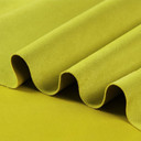 Gros plan sur la texture douce et l'élasticité du tissu suedette adhésif pour auto et DIY