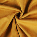 Gros plan sur la texture douce et l'élasticité du tissu suedette adhésif pour auto et DIY