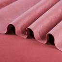 Gros plan sur la texture douce et l'élasticité du tissu suedette adhésif pour auto et DIY