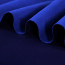 Gros plan sur la texture douce et l'élasticité du tissu suedette adhésif pour auto et DIY