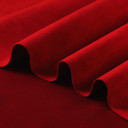 Gros plan sur la texture douce et l'élasticité du tissu suedette adhésif pour auto et DIY