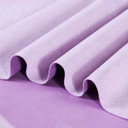 Gros plan sur la texture douce et l'élasticité du tissu suedette adhésif pour auto et DIY