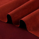 Gros plan sur la texture douce et l'élasticité du tissu suedette adhésif pour auto et DIY